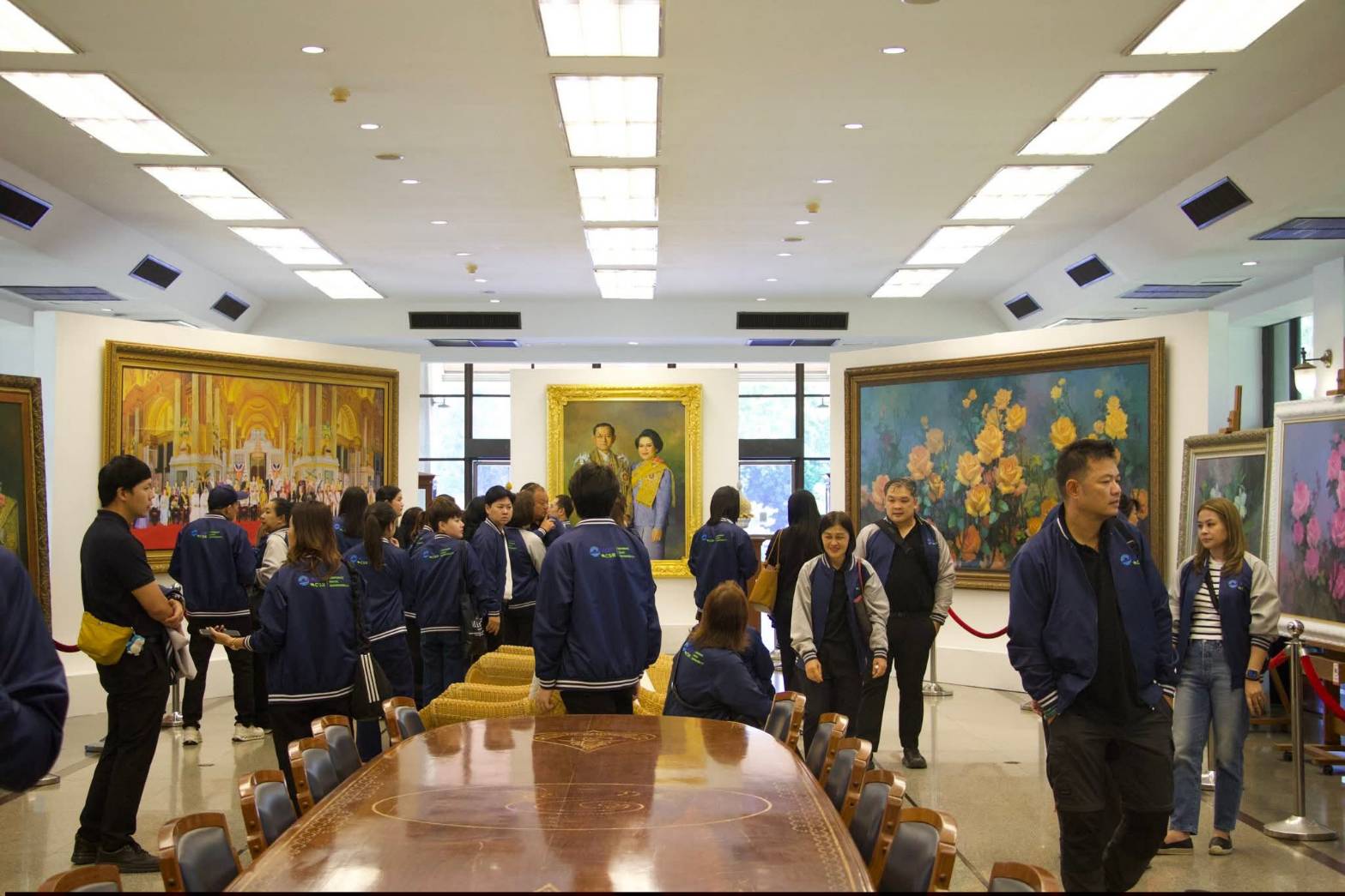 title - ผอ.ศพส. ให้การต้อนรับ ผอก.สกอญ. พร้อมด้วย คณะผู้เข้าร่วมสัมมนาเชิงปฏิบัติการฯ เข้าเยี่ยมชมแผนกฝึกอบรม และพื้นที่ภายในศูนย์ส่งเสริมและพัฒนาอาชีพเสริมนอกภาคการเกษตร